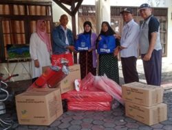 Salurkan Bantuan Korban Kebakaran di Desa Manarap Lama