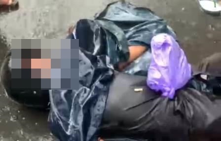 Korban Abu Supian (52) terkapar meninggal dunia akibat tertimpa bangunan atap rumah yang terbang dibawa angin puting beliung di Simpang Empat Lampu Merah Banjarmasin, Selasa (2/5/2023). (Foto: Koranbanjar.net)