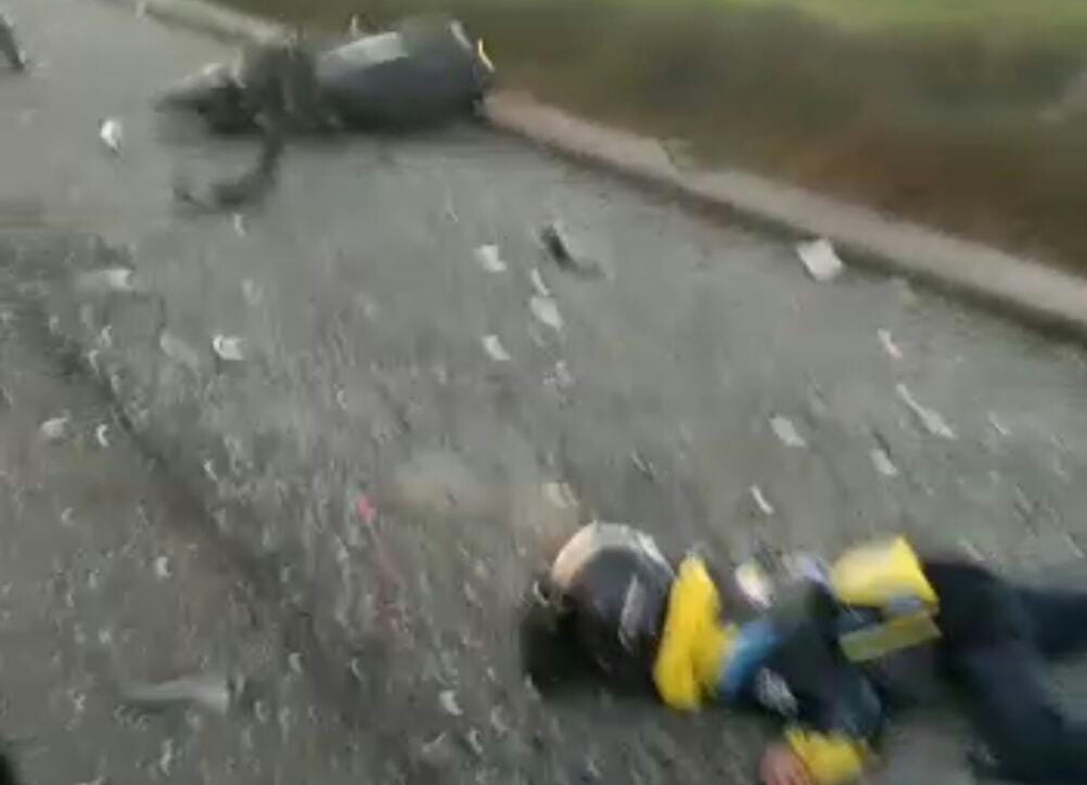 Salah satu korban tergeletak di jalan. (Sumber Foto: Landu Rescue)