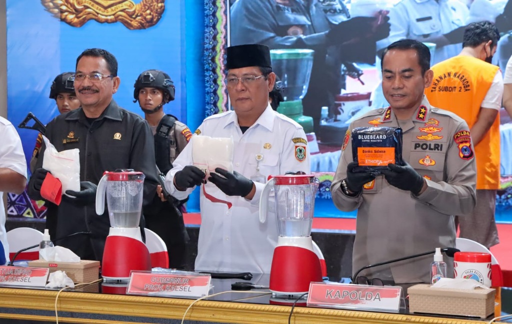 Gubernur Kalsel, Sahbirin Noor (Paman Birin) bersama Ketua DPRD Kalsel, Supian HK dan Kapolda Kalsel, Irjen Pol Andi Rian R Djajadi saat menunjukan barang bukti narkoba, Banjarmasin, Rabu (14/6/2023). (Foto: MC Kalsel/Koranbanjar.net)