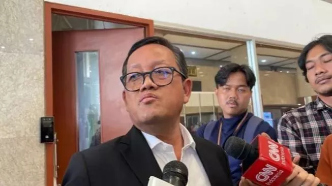 Ketua DPP Partai NasDem Sugeng Suparwoto dilaporkan rekan separtainya inisial AAFS ke Bareskrim Polri karena kasus dugaan pelecehan seksual verbal. (Foto: Suara.com/Novian)
