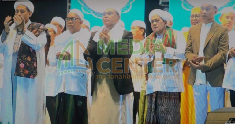 Pesta Pantai Mappanre Ri Tasi’e diisi dengan tablig akbar, menghadirkan penceramah KH M. Zhofaruddin atau yang akrab disapa Guru Udin Samarinda, Kalimantan Timur, Kamis (1/6/2023) malam. (Sumber Foto: Kominfo Kabupaten Tanah Bumbu/Koranbanjar.net)