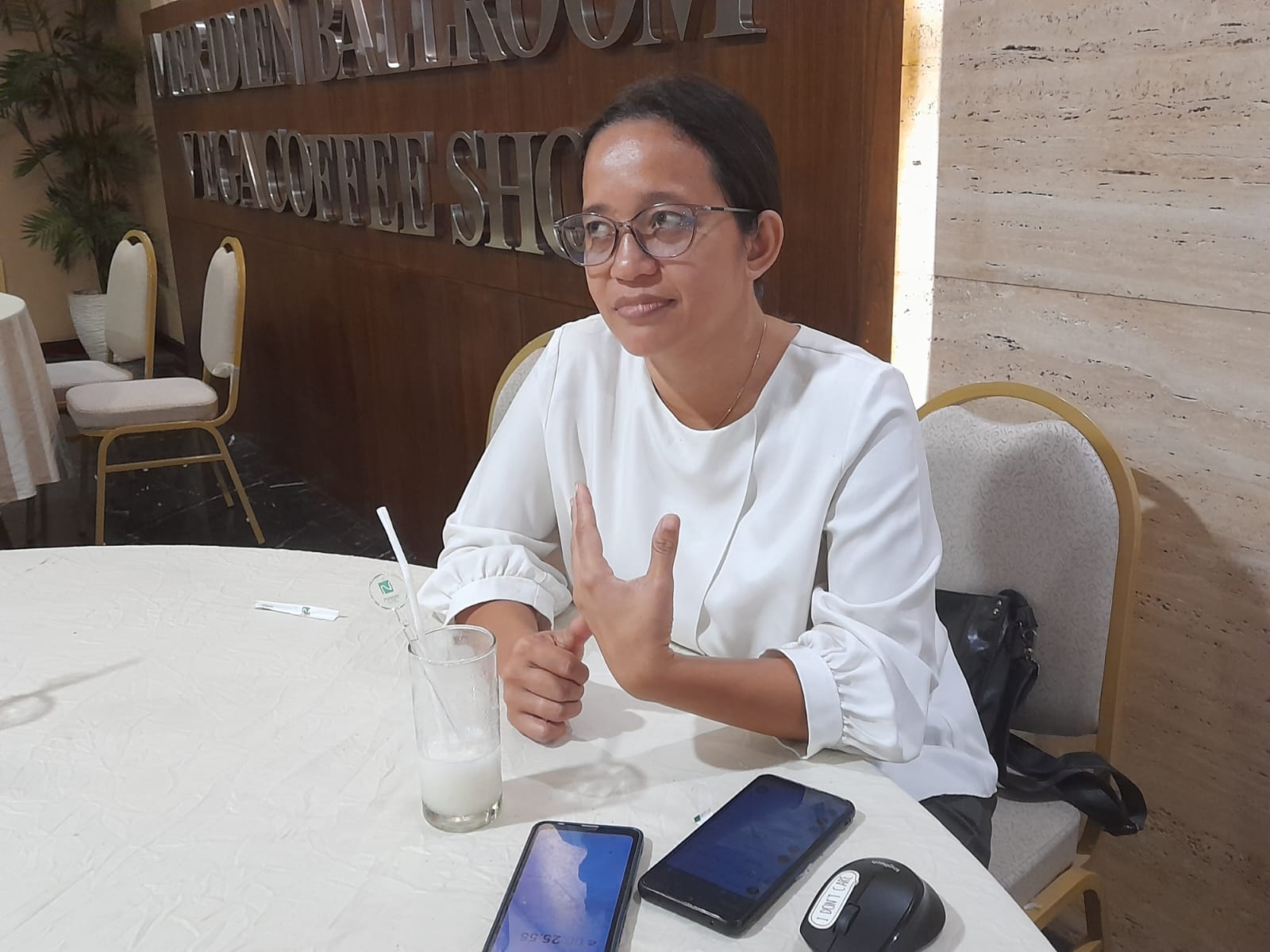 Staf Ahli Bawaslu RI, Detri Aritonang saat wawancara di Hotel Nasa Banjarmasin. Senin (5/5/2023). (Foto: Koranbanjar.net)