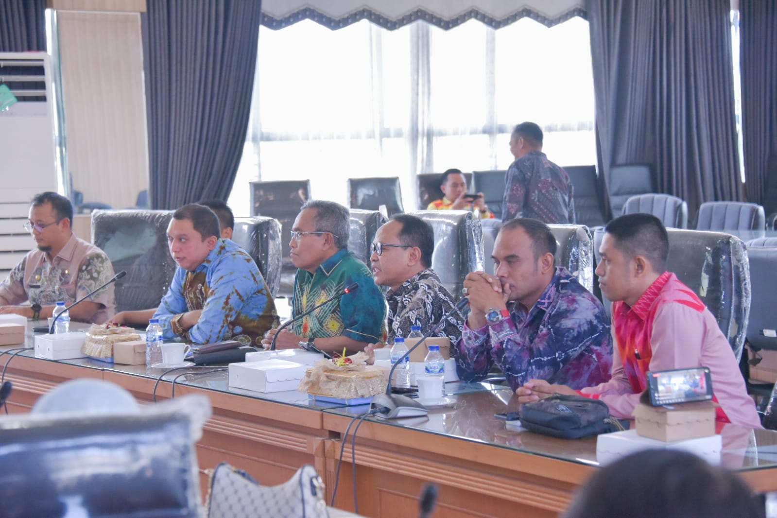 Sekretaris Komisi I DPRD Kalsel, Suripno Sumas menerima rombongan Tim Percepatan Pemekaran Calon Kabupaten Tanah Kambatang Lima, Jumat (9/6/2023). (Foto: Humas DPRD kalsel/Koranbanjar.net)