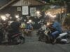 Warga Kampung Pelipisan menikmati Wifi gratis dari Bacaleg Milenial dari Partai Gerindra, Reyhan Hidayat di Landasan Ulin Kota Banjarbaru, Sabtu (10/5/2023). (Foto: Koranbanjar.net)