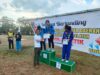 Kadiporapar Tabalong, Abdul Halim menyerahkan medali kepada atlet atletik peraih medali emas. (Foto: Disporapar Tabalong)