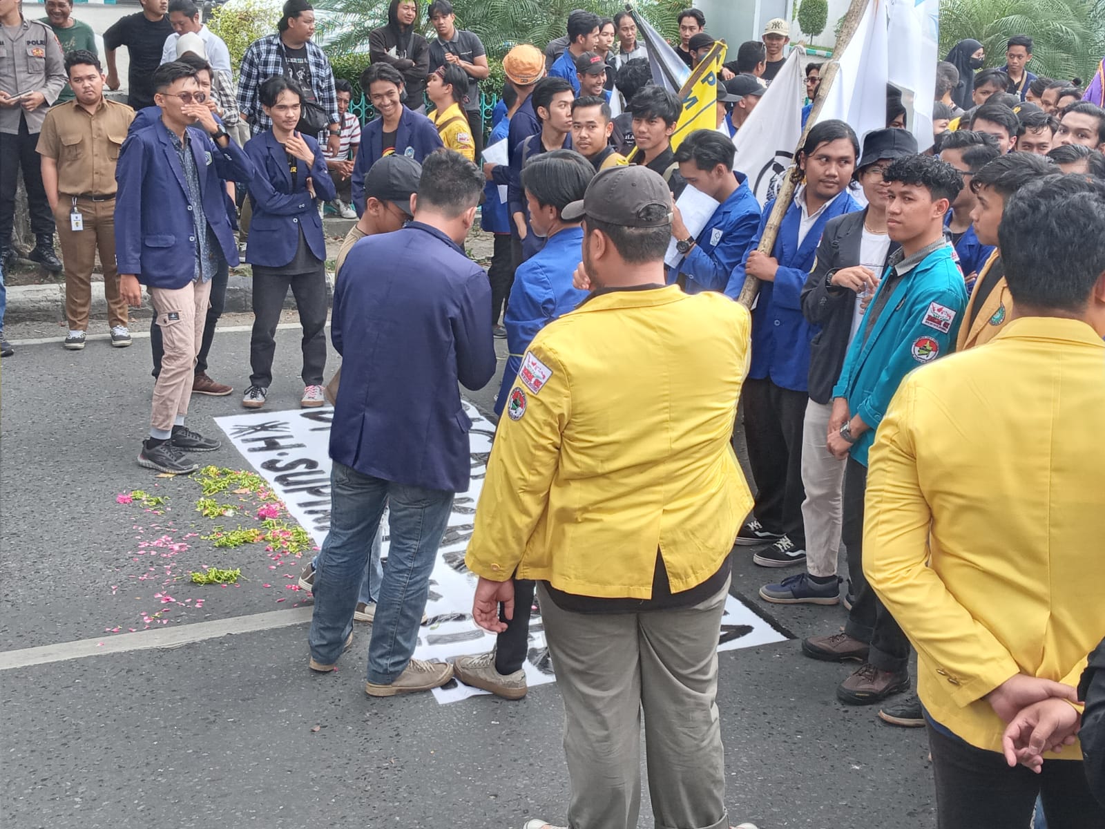 Poster dan spanduk bertuliskan "Dicari Ketua DPRD Kalsel, Supian HK" dan ditaburi bunga kuburan, Banjarmasin, Senin (12/5/2023). (Foto: Koranbanjar.net)