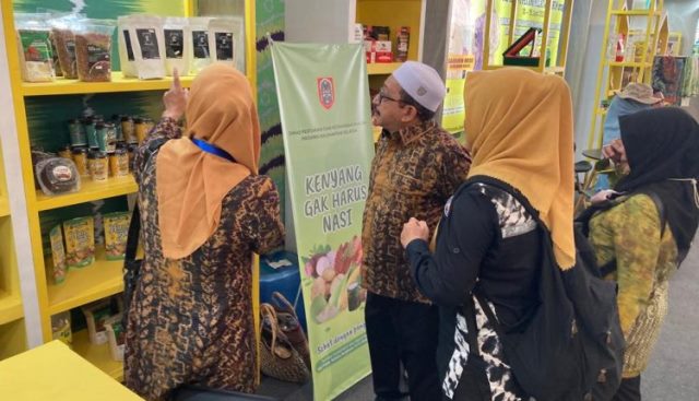 Wabup Banjar Said Idrus Al Habsyie kunjungi stan Kabupaten Banjar di Penas XVI di Padang. (Sumber Foto: Kominfo Kabupaten Banjar/Koranbanjar.net)