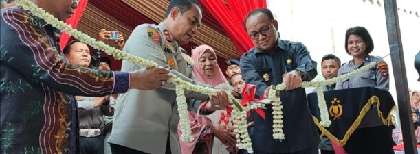 Didampingi Bupati Tabalong, Kapolda Kalsel Resmikan Bedah Rumah di Desa Wayau