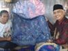 Iwan Alabio bersama pengrajin kain tenun Sarigading. (Foto: Dok. Iwan Alabio/Koranbanjar.net)