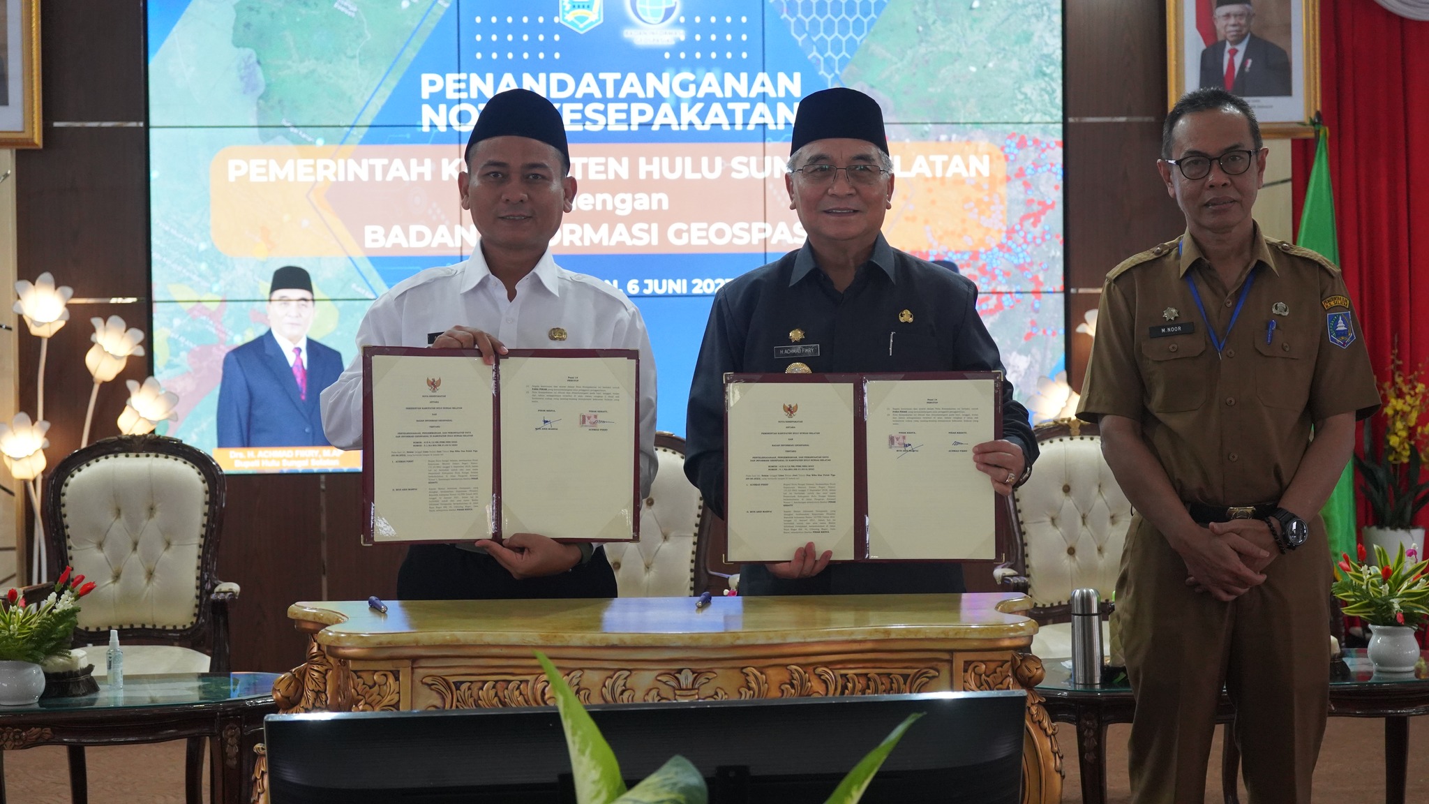 Penandatanganan Mou atau nota kesepakatan antara Pemerintah Kabupaten Hulu Sungai Selatan (Pemkab HSS) dengan Badan Informasi Geospasial (BIG), Selasa (6/6/2023). (Foto: Kominfo Hulu Sungai Selatan/Koranbanjar.net)