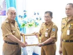 Bupati HSS Serahkan Piagam Penghargaan kepada Tiga Perangkat Daerah
