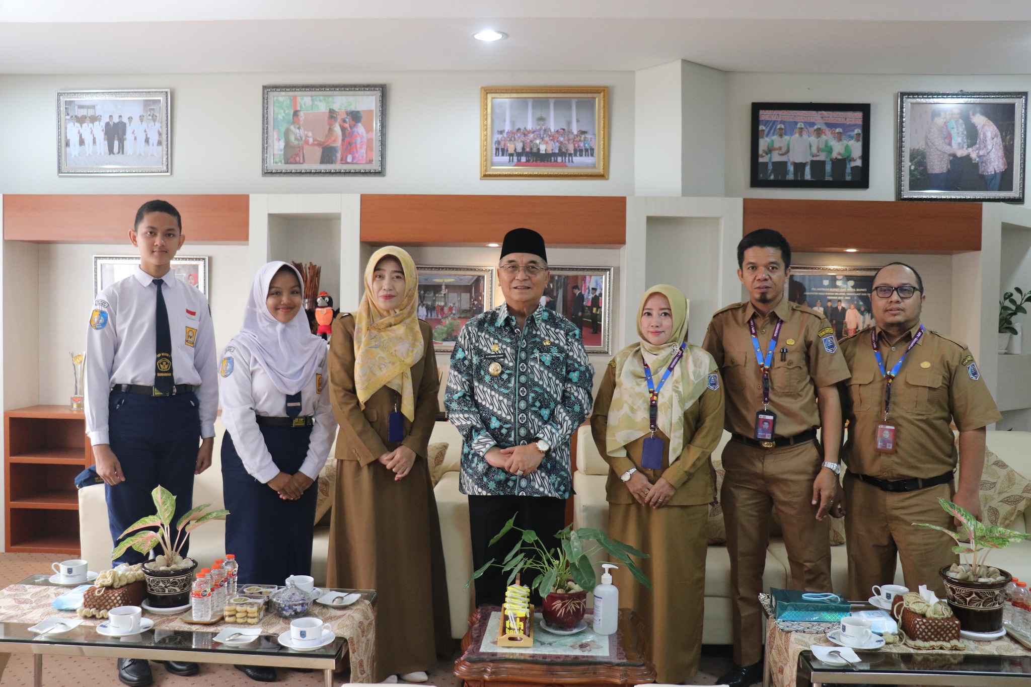 Bupati HSS Achmad Fikry menerima kunjungan dari perwakilan Dewan Guru dan Murid SMP Negeri 1 Kandangan, Senin (24/7/2023). (Foto: Kominfo Hulu Sungai Selatan/Koranbanjar.net)
