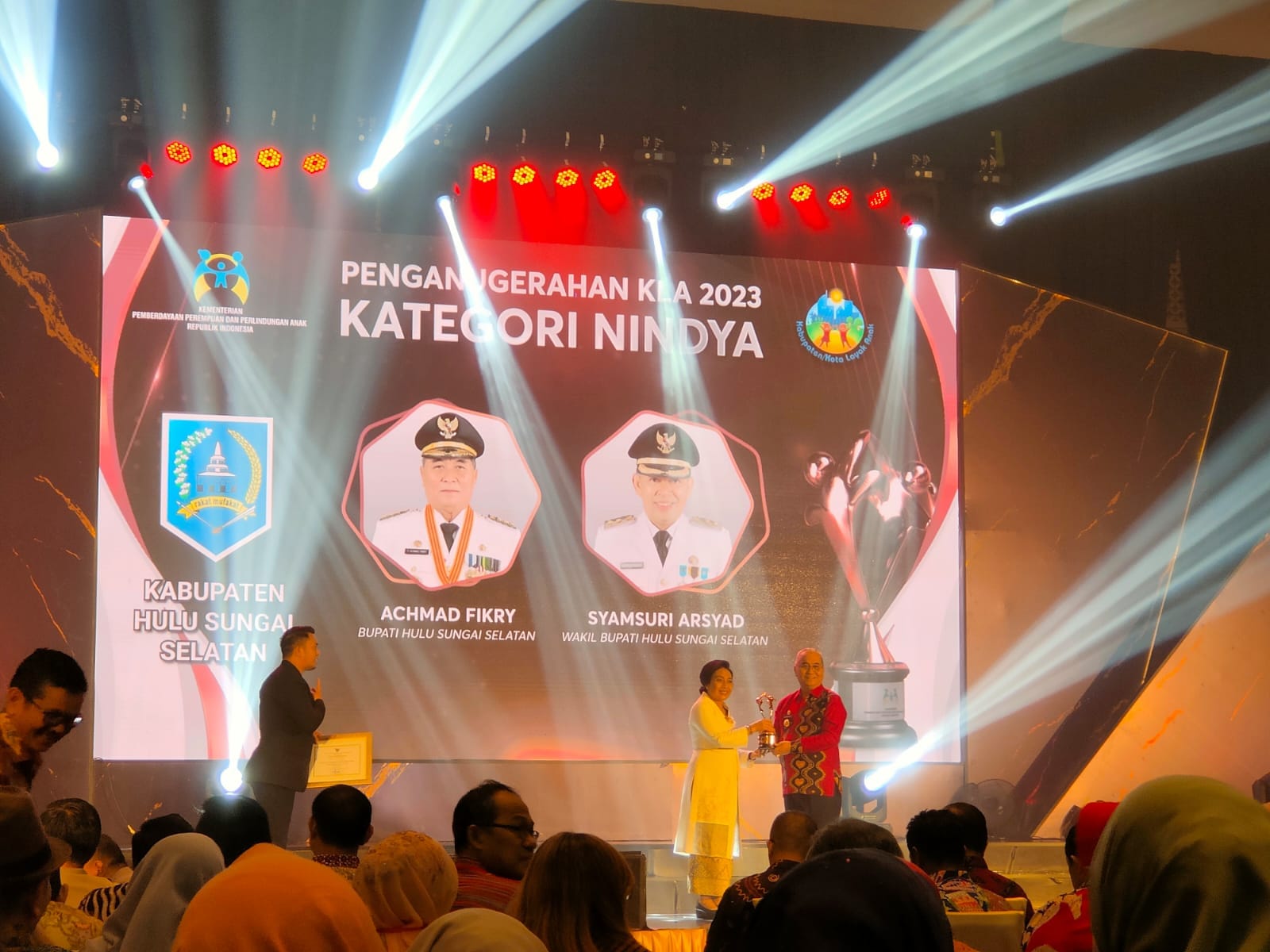 Penganugerahan Kabupaten/Kota Layak Anak 2023 Kategori Nindya kepada Kabupaten Hulu Sungai Selatan, bertempat di Hotel Padma Semarang, Sabtu (22/7/2023). (Foto: Kominfo Hulu Sungai Selatan/Koranbanjar.net)