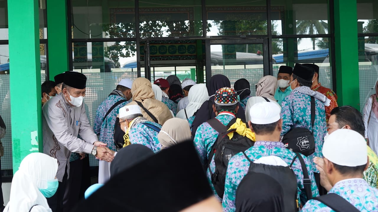Rombongan jemaah haji Kloter 10 embarkasi Banjarmasin Kabupaten Hulu Sungai Selatan telah tiba di Asrama Haji Banjarmasin, Minggu (23/7/2023). (Foto: Kominfo Hulu Sungai Selatan/Koranbanjar.net)