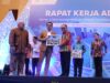 Ketua ADPMET Republik Indonesia, Ridwan Kamil menyerahkan penghargaan kepada Bupati Tabalong, Anang Syakhfiani. (Foto: Diskominfo Tabalong)