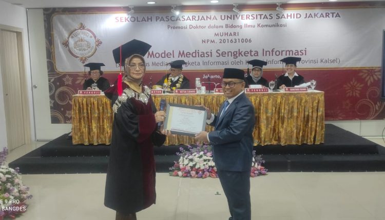 Kepala Bidang informasi Komunikasi Publik (IKP) Dinas Komunikasi, Informatika, Statistik dan Persandian Kabupaten Banjar, Muhari (kanan) berhasil mendapatkan gelar Doktor Ilmu Komunikasi Sekolah Pasca Sarjana Universitas Sahid Jakarta, Jumat (21/7/2023). (Foto: Kominfo Kabupaten Banjar/Koranbanjar.net)