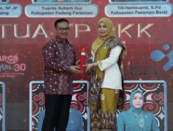 Ketua TP PKK Kabupaten Banjar Terima Penghargaan Manggala Karya Kencana