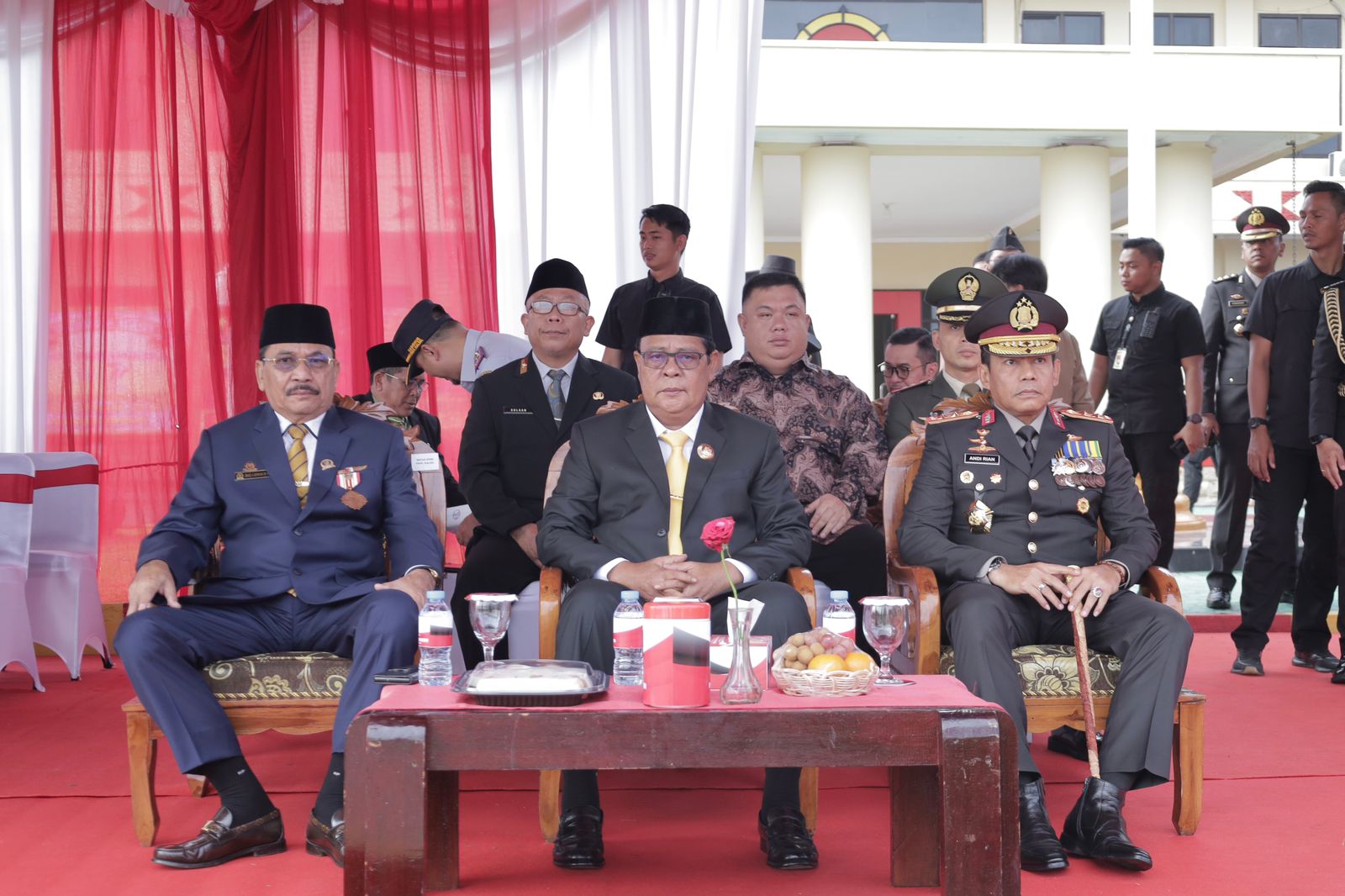 Ketua DPRD Kalsel, Supian HK (kiri) saat menghadiri upacara dan syukuran Hari Bhayangkara Kepolisian Republik Indonesia ke-77, di Lapangan Satbrimob Polda Kalimantan Selatan (Kalsel), Banjarbaru, Sabtu (1/7/2023). (Foto: Humas DPRD Kalsel/Koranbanjar.net)