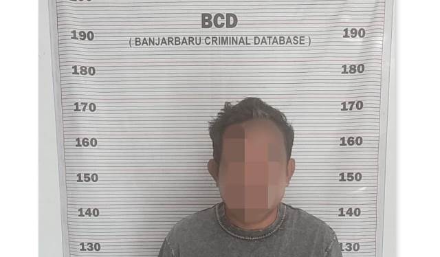 AG (52) Ayah Tiri Yang Tega Menyetubuhi Anak Tirinya Berulang Kali. (Sumber Foto: Humas Polres Banjarbaru/Koranbanjar.net)