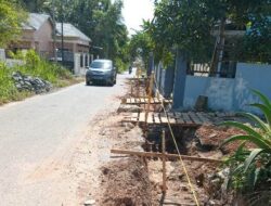 Jalan Masjid Desa Indrasari Dibangun Saluran Drainase