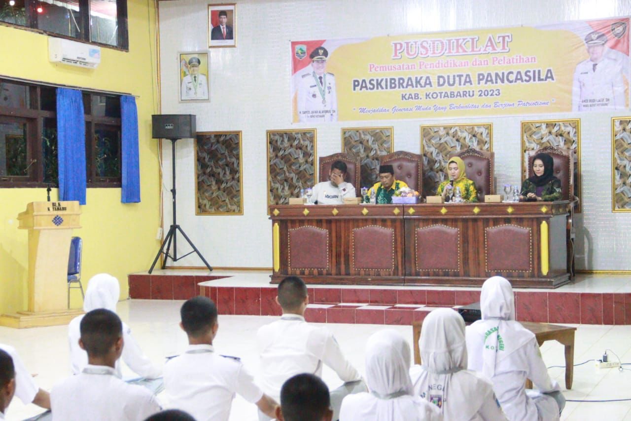 Ketua Kwarcab Pramuka Kotabaru, Hj Fatma Idiana Sayed Jafar saat memberikan materi Ideologi dan Wawasan Kebangsaan, Minggu (30/7/2023) malam. (Foto: Kominfo Kotabaru/Koranbanjar.net)