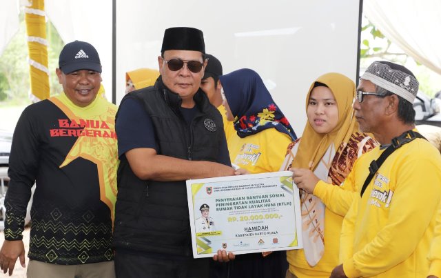 Gubernur Kalsel Sahbirin Noor atau Paman Birin juga menyerahkan bantuan rehab Rumah Tidak Layak Huni (RTLH) korban bencana dan kumuh di Kabupaten Barito Kuala (Batola), Sabtu (8/7/2023) siang. (Sumber Foto: Adpim Setdaprov Kalsel/Koranbanjar.net)