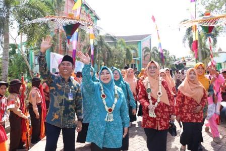 Perayaan HUT ke-7 ICT, tampak Kepala ICT mendampingi Ketua TP PKK Provinsi Kalsel. (Foto: MAN ICT)