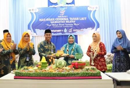 POTONG TUMPENG - Kepala MAN ICT, Hilal Najmi mendampingi Ketua TP PKK memotong tumpeng. (Foto: MAN ICT)