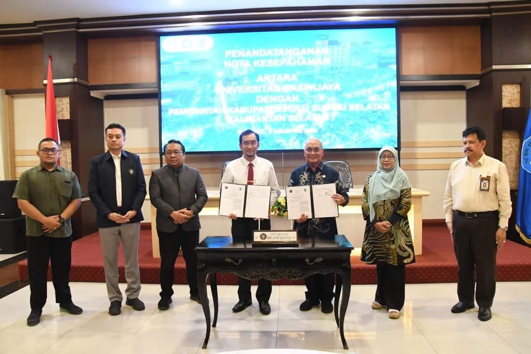 Penandatanganan nota kesepahaman antara Bupati HSS Achmad Fikry dengan Rektor Universitas Brawijaya Prof Widodo, bertempat di Ruang Jamuan Lantai VI Gedung Rektorat Universitas Brawijaya (UB), Selasa (8/8/2023). (Foto: Kominfo Hulu Sungai Selatan/Koranbanjar.net)
