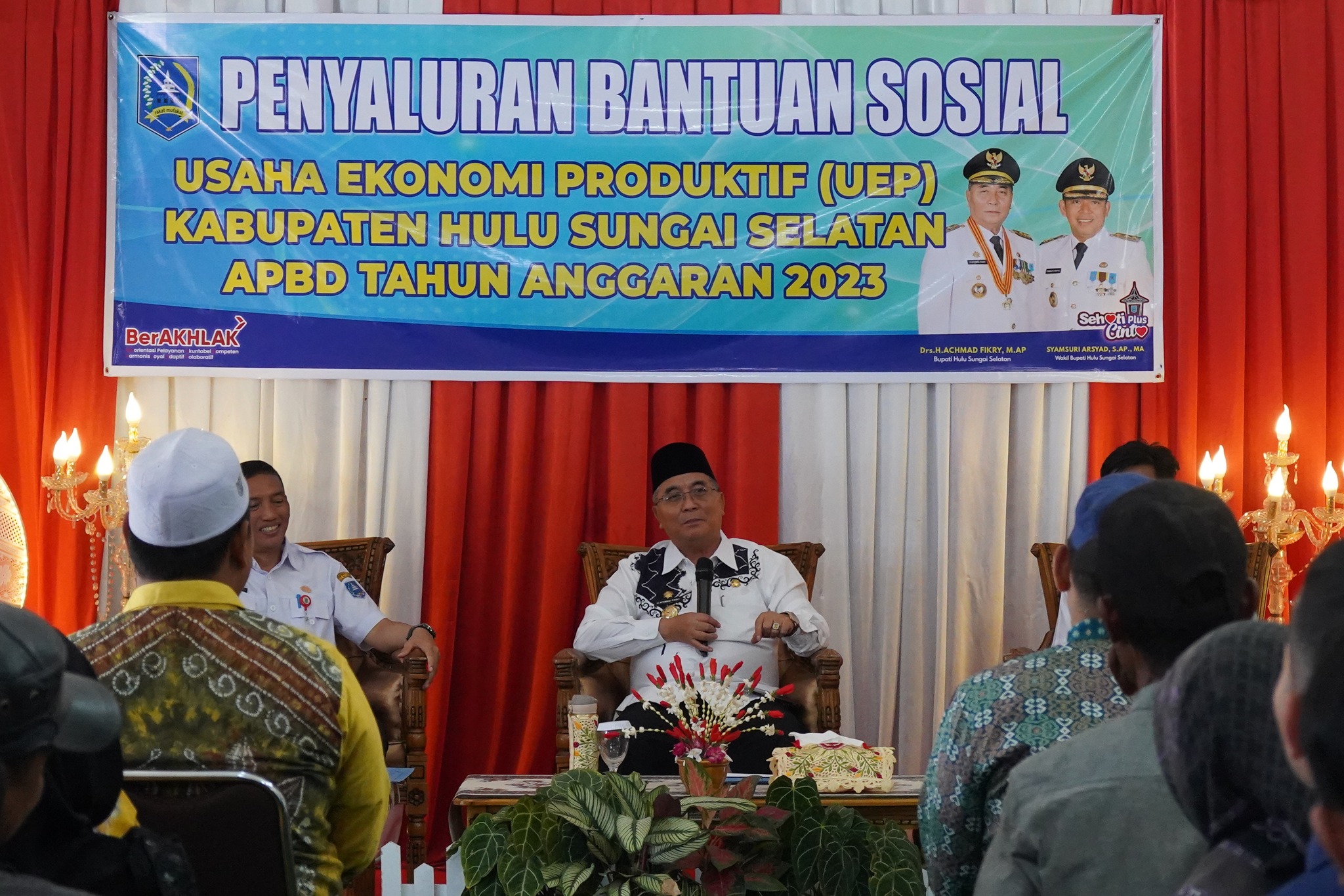 Penyaluran bantuan Usaha Ekonomi Produktif (UEP) Kabupaten Hulu Sungai Selatan kepada perwakilan Keluarga Penerima Manfaat (KPM) di tiga kecamatan wilayah Daha, Rabu (16/8/2023). (Foto: Kominfo Hulu Sungai Selatan/Koranbanjar.net)
