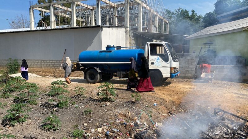 Bantuan air bersih PT Air Minum Intan Banjar (Perseroda) di Pondok Pesantren (Ponpes) Raudhatul Muta’allimin Annahdliyah (RMA) Banjarbaru, Minggu (13/8/2023). (Foto: Ponpes RMA/Koranbanjar.net)
