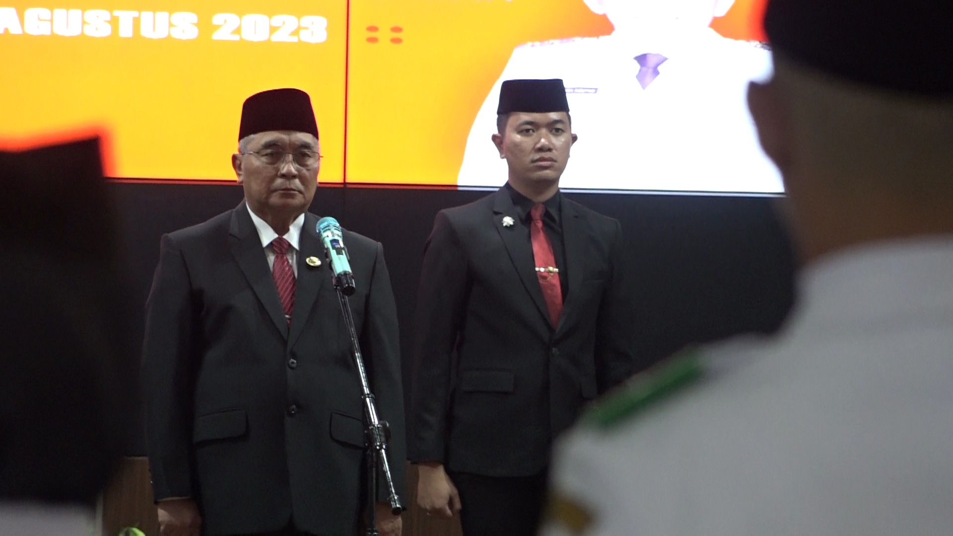 Bupati HSS Achmad Fikry secara resmi mengukuhkan Pasukan Pengibar Bendera Pusaka (Paskibraka) tingkat Kabupaten Hulu Sungai Selatan, Senin (14/8/2023). (Foto: Kominfo Hulu Sungai Selatan/Koranbanjar.net)