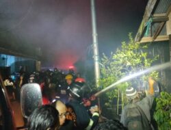 Dua Rumah Terbakar Tadi Malam di Gang Mujahidin, BPBD Kabupaten Banjar Bantu Logistik