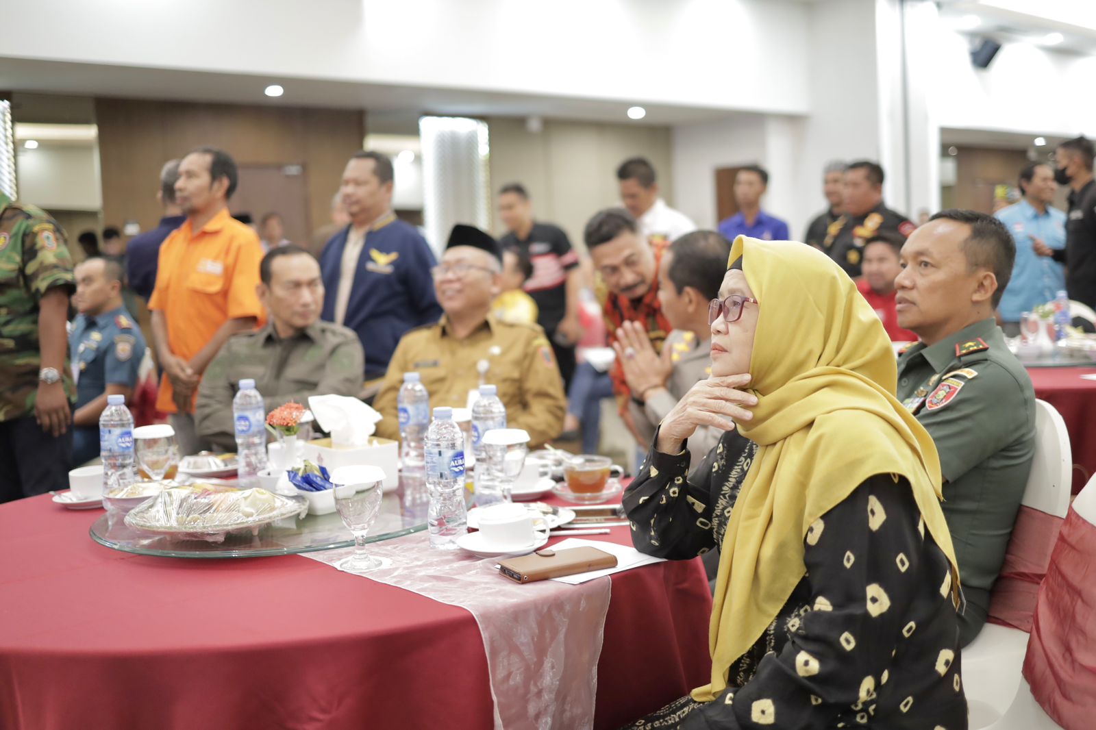 Ketua Komisi I DPRD Kalsel, Rachmah Norlias saat menghadiri acara tatap muka bersama para pimpinan partai politik peserta pemilu dan tokoh organisasi kemasyarakatan yang digagas Kapolda Kalsel Irjen Pol Andi Rian Djajadi. (Foto: Humas DPRD Kalsel/Koranbanjar.net)