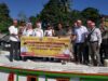 Pembagian bendera merah putih oleh Badan Kesatuan Bangsa dan Politik (Kesbangpol) Kabupaten Kotabaru kepada masyarakat Desa Hilir Muara, Rabu (2/7/2023). (Foto: Kominfo Kotabaru/Koranbanjar.net)