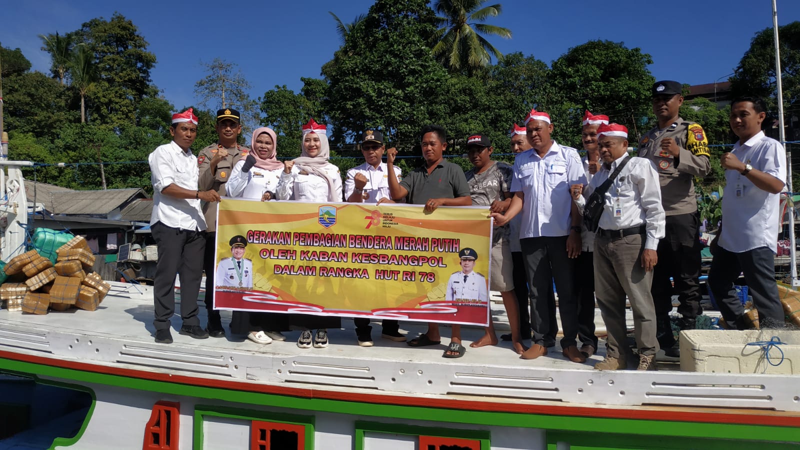 Pembagian bendera merah putih oleh Badan Kesatuan Bangsa dan Politik (Kesbangpol) Kabupaten Kotabaru kepada masyarakat Desa Hilir Muara, Rabu (2/7/2023). (Foto: Kominfo Kotabaru/Koranbanjar.net)