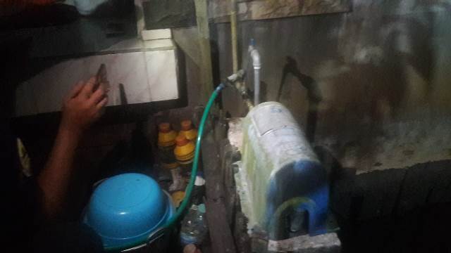 PT Air Minum (PTAM) Intan Banjar (Perseroda) distribusi air bersih kepada pelanggannya di Kecamatan Kertak Hanyar, Rabu (9/8/2023) malam. (Sumber Foto: Koranbanjar.net)