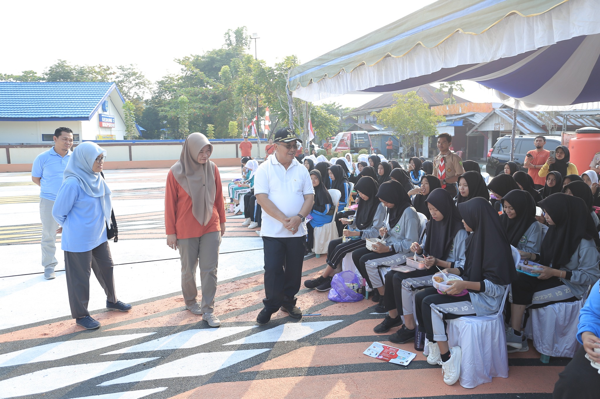 Bupati HSS, H Achmad Fikry saat meninjau pelaksanaan Gerakan Nasional Aksi Bergizi, Sabtu (2/9/2023). (Foto: Kominfo Hulu Sungai Selatan/Koranbanjar.net)