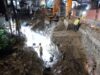 Tim perbaikan pipa PTAM Bandarmasih sedang berjibaku menutup lubang pipa yang bocor akibat hantaman excavator proyek Jembatan Mantuil 02. Jumat, (8/9/2023). (Foto: Koranbanjar.net)