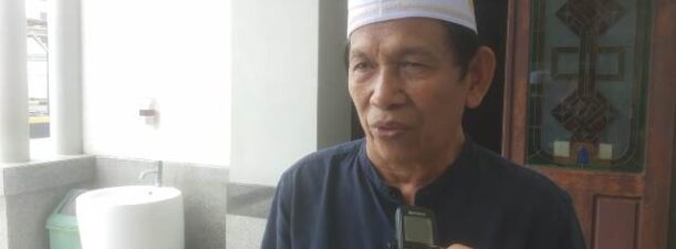 Gusti Abdurrachman Dampingi Nadzir Masjid Agung Al Karomah Terima Bantuan Bank Kalsel