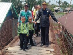 Warhamni Meninjau Jembatan Tua di Desa Pembantanan Kecamatan SungaiTabuk