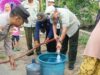 BPBD Kabupaten Banjar mendistribusikan air bersih kepada ratusan warga di Desa Tambak Danau, kecamatan Astambul, Senin (18/9/2023) sore. (Sumber Foto: Kominfo Kabupaten Banjar/Koranbanjar.net)