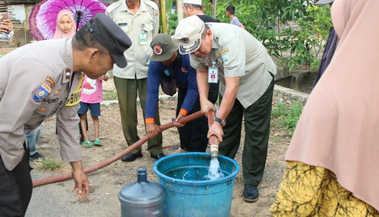 BPBD Kabupaten Banjar mendistribusikan air bersih kepada ratusan warga di Desa Tambak Danau, kecamatan Astambul, Senin (18/9/2023) sore. (Sumber Foto: Kominfo Kabupaten Banjar/Koranbanjar.net)