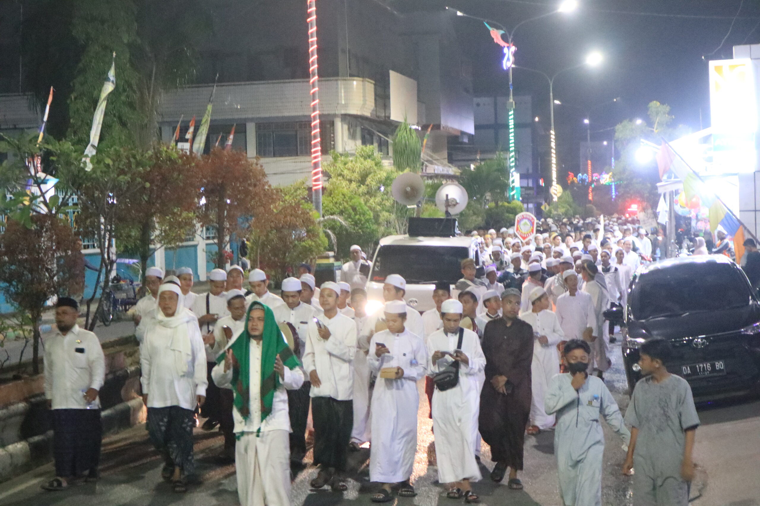 Pembacaan syair burdah dengan berjalan kaki keliling kota, dengan tujuan untuk menolak bala yang dipusatkan di halaman Mesjid Agung Husnul Khotimah, Selasa (12/9/2023) malam. (Foto: Kominfo Kotabaru/Koranbanjar.net)