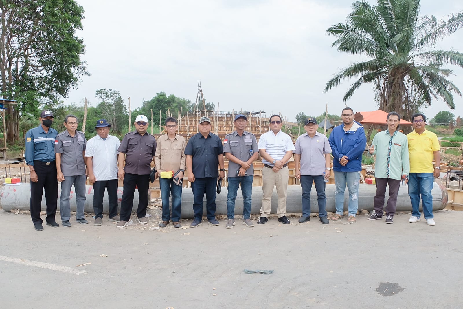Komisi III DPRD Kalsel dan mitra terkait melakukan peninjauan pembangunan jembatan penghubung antar dua kabupaten, yakni Kabupaten Barito Kuala dan Kabupaten Banjar, Jumat (15/9/2023). (Foto: Humas DPRD Kalsel/Koranbanjar.net)