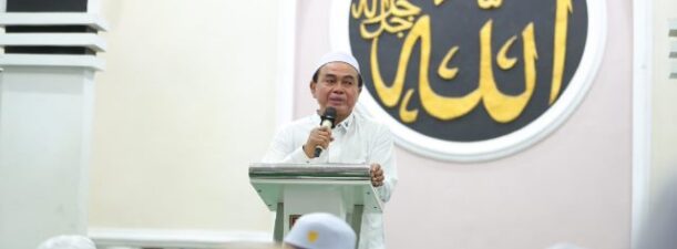 Zairullah Azhar Bagikan Doorprize Untuk Jemaah Majelis Lailatul Jumat