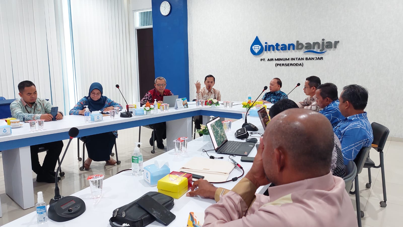 Kepala Perwakilan Ombudsman RI Provinsi Kalsel, Hadi Rahman melakukan pertemuan bersama Direktur Utama, Direksi dan jajaran manajemen PT Air Minum Intan Banjar, Kamis (7/9/2023). (Foto: Humas PT Air Minum Intan Banjar/Koranbanjar.net)