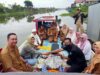 Penyerahan secara simbolis kunci kapal kepada Nahkoda Kapal Dimyathi oleh Kepala Dinas PUPRP Kabupaten Banjar Anna Rosida Santi,di Desa Pakauman, Kecamatan Martapura Timur, Selasa (12/9/2023). (Foto: Kominfo Kabupaten Banjar/Koranbanjar.net)