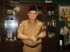 Bupati Kotabaru, H Sayed Jafar menerima penghargaan kepala daerah inovatif bidang pariwisata dan budaya dari iNews Media Group. (Foto: Kominfo Kotabaru/Koranbanjar.net)